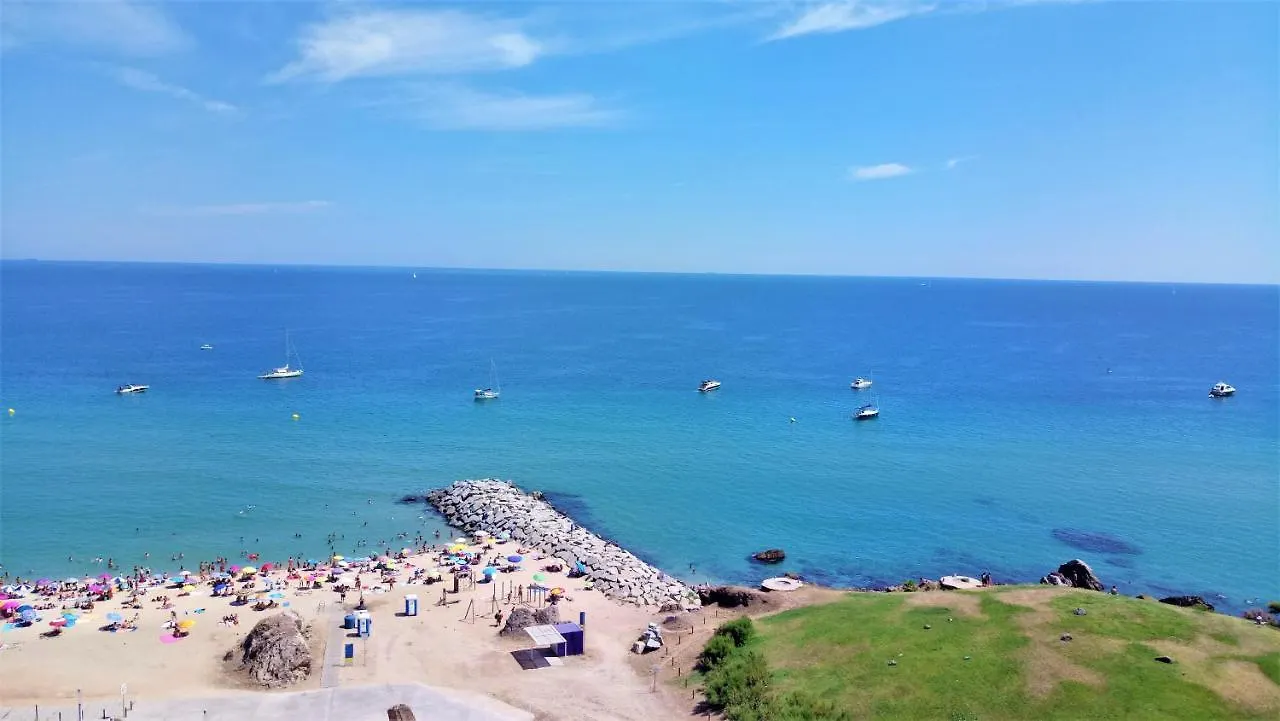 Claire Seaview & Beach-Apartment مونغات